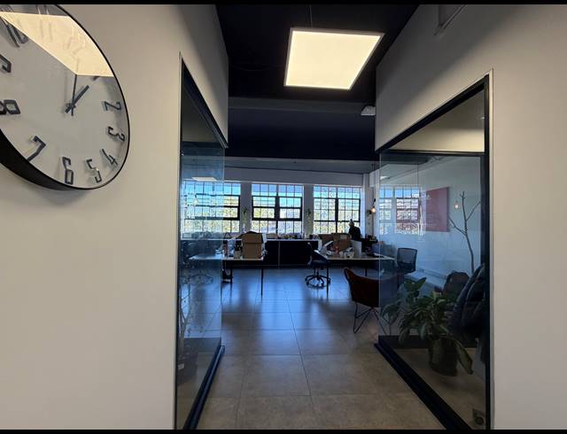 95M² BUILDING TO LET IN WOODSTOCK
